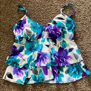 Trim shaper suit in floral print sz14 !